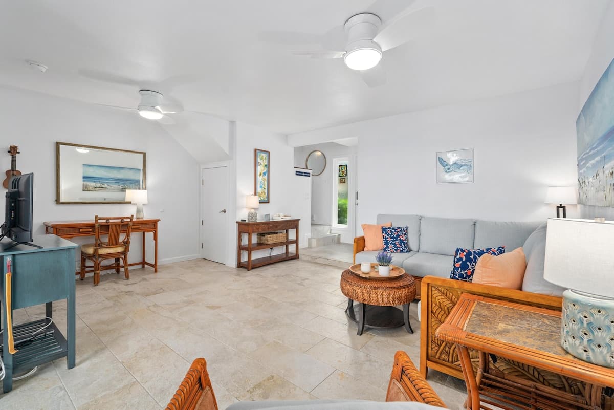 Condo in Kailua-Kona · ★4.69 · 2 bedrooms · 2 beds · 2 shared baths - Photo 2