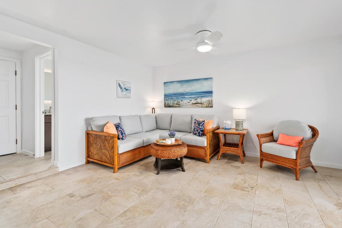 Condo in Kailua-Kona · ★4.69 · 2 bedrooms · 2 beds · 2 shared baths - Photo 3