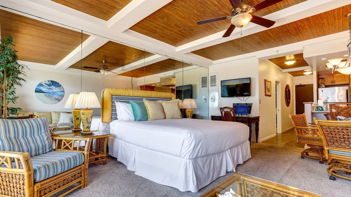 Condo in Lahaina · ★5.0 · 1 bedroom · 2 beds · 1 bath - Photo 3