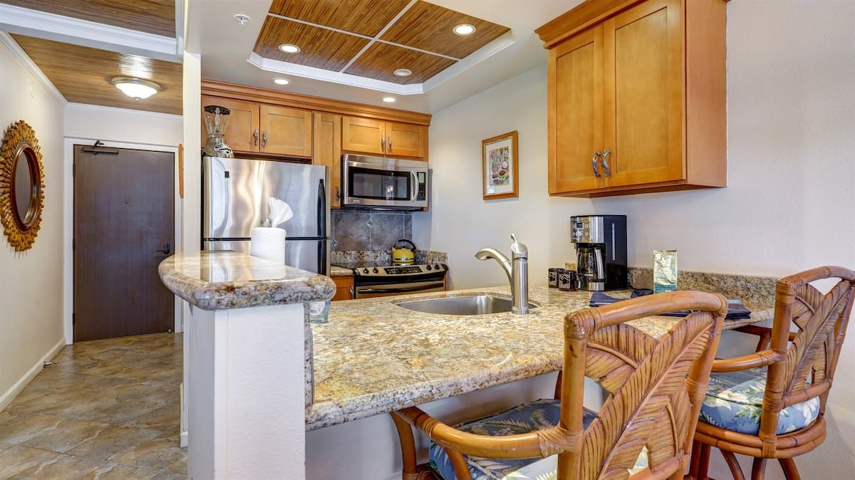 Condo in Lahaina · ★5.0 · 1 bedroom · 2 beds · 1 bath - Photo 4