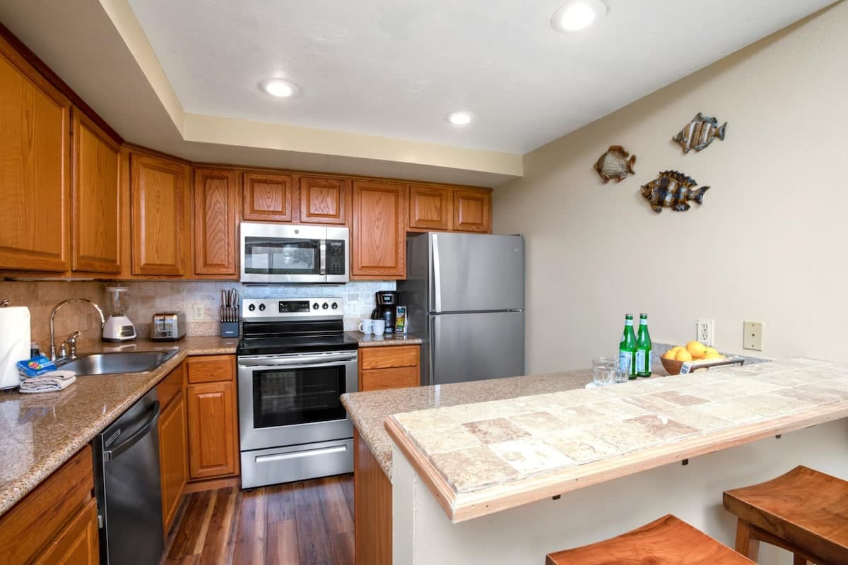 Condo in Lahaina · ★5.0 · 1 bedroom · 2 beds · 1 bath - Photo 4