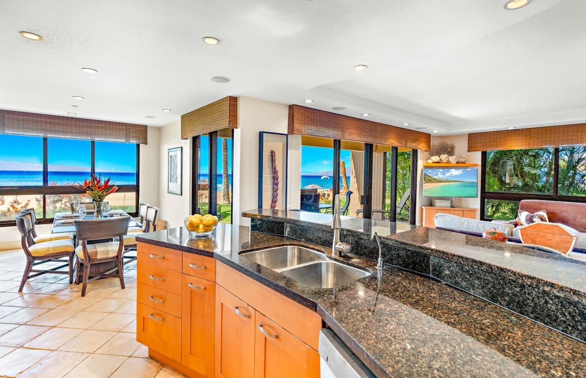 Condo in Lahaina · ★5.0 · 2 bedrooms · 2 beds · 2 baths - Photo 2