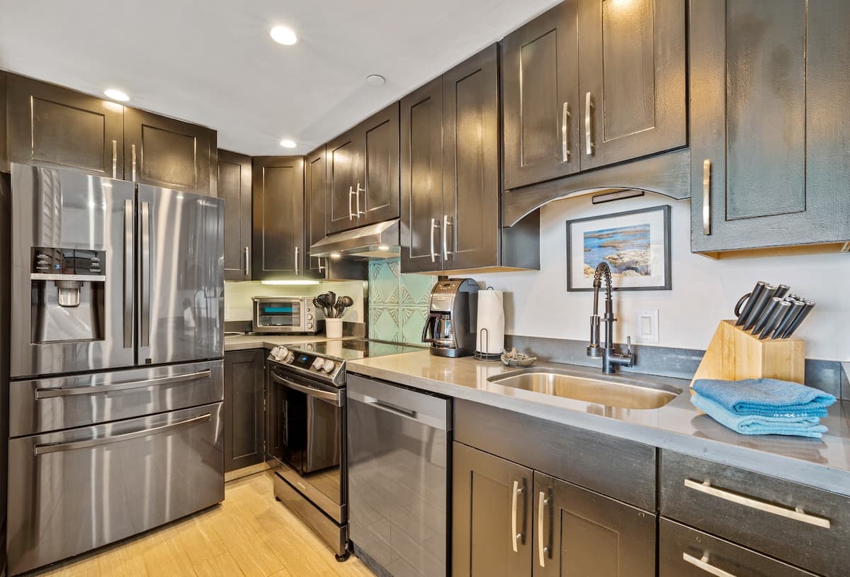 Condo in Lahaina · ★4.83 · 1 bedroom · 2 beds · 1 shared bath - Photo 5