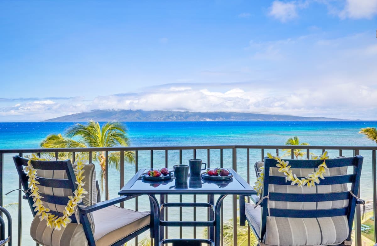 Condo in Lahaina · ★4.83 · 1 bedroom · 2 beds · 1 shared bath - Photo 1