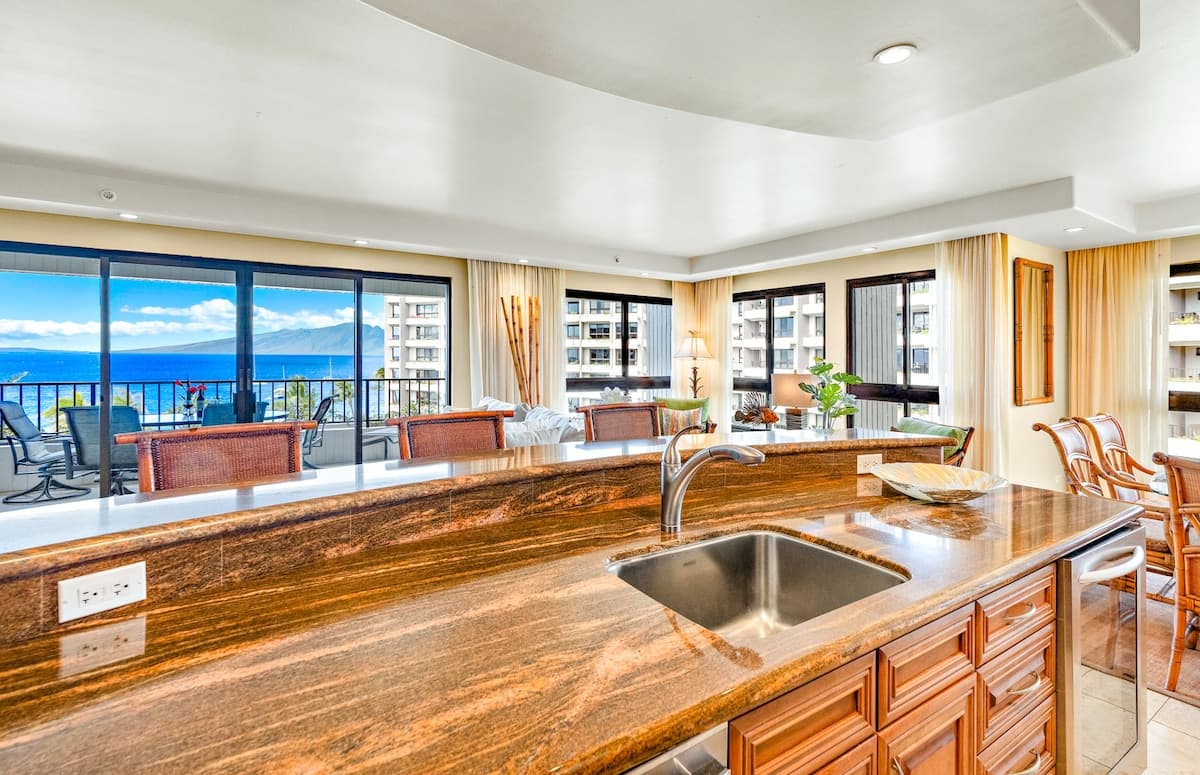 Condo in Lahaina · ★4.8 · 2 bedrooms · 4 beds · 2 baths - Photo 3