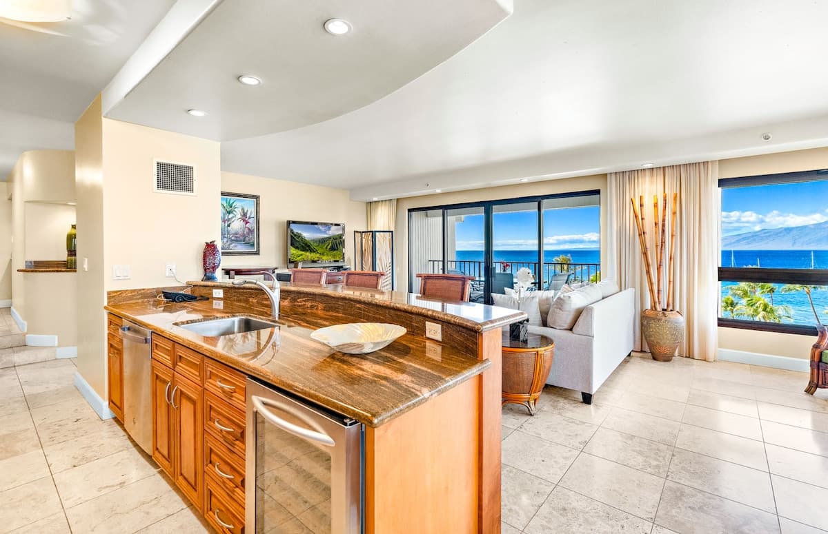 Condo in Lahaina · ★4.8 · 2 bedrooms · 4 beds · 2 baths - Photo 1