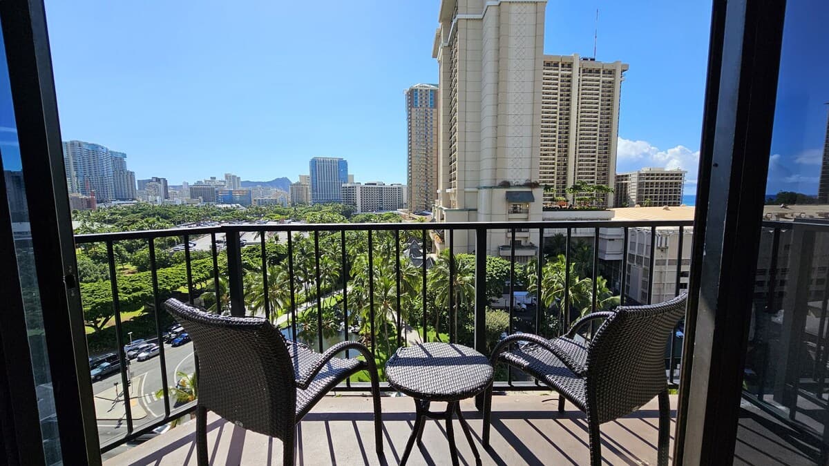 Condo in Honolulu · ★4.73 · 1 bedroom · 2 beds · 1 private bath - Photo 5