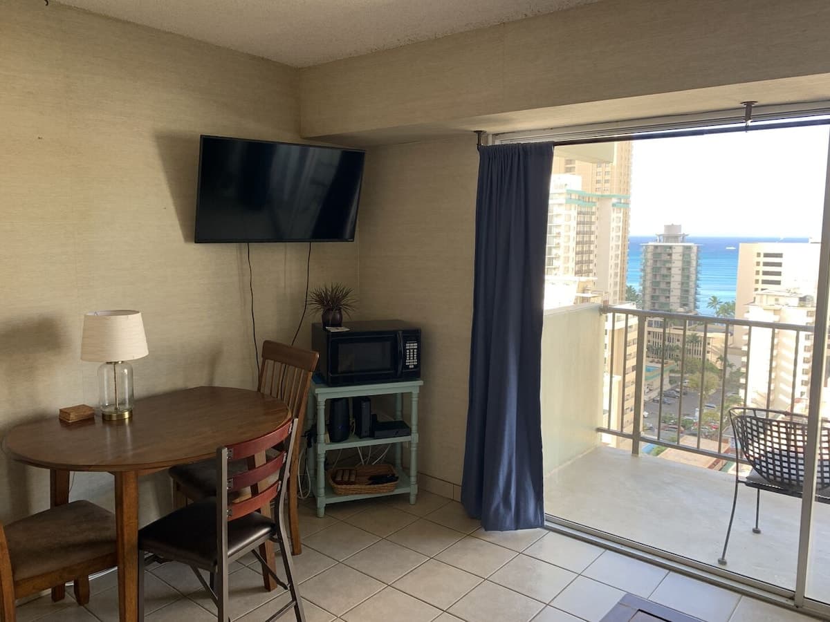 Condo in Honolulu · ★4.7 · 1 bedroom · 2 beds · 1 private bath - Photo 4