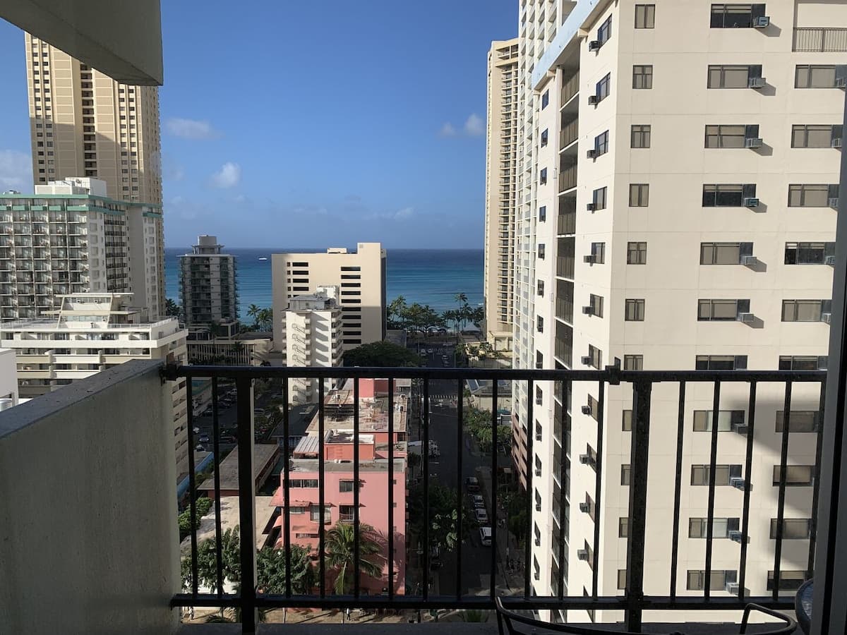 Condo in Honolulu · ★4.7 · 1 bedroom · 2 beds · 1 private bath - Photo 3