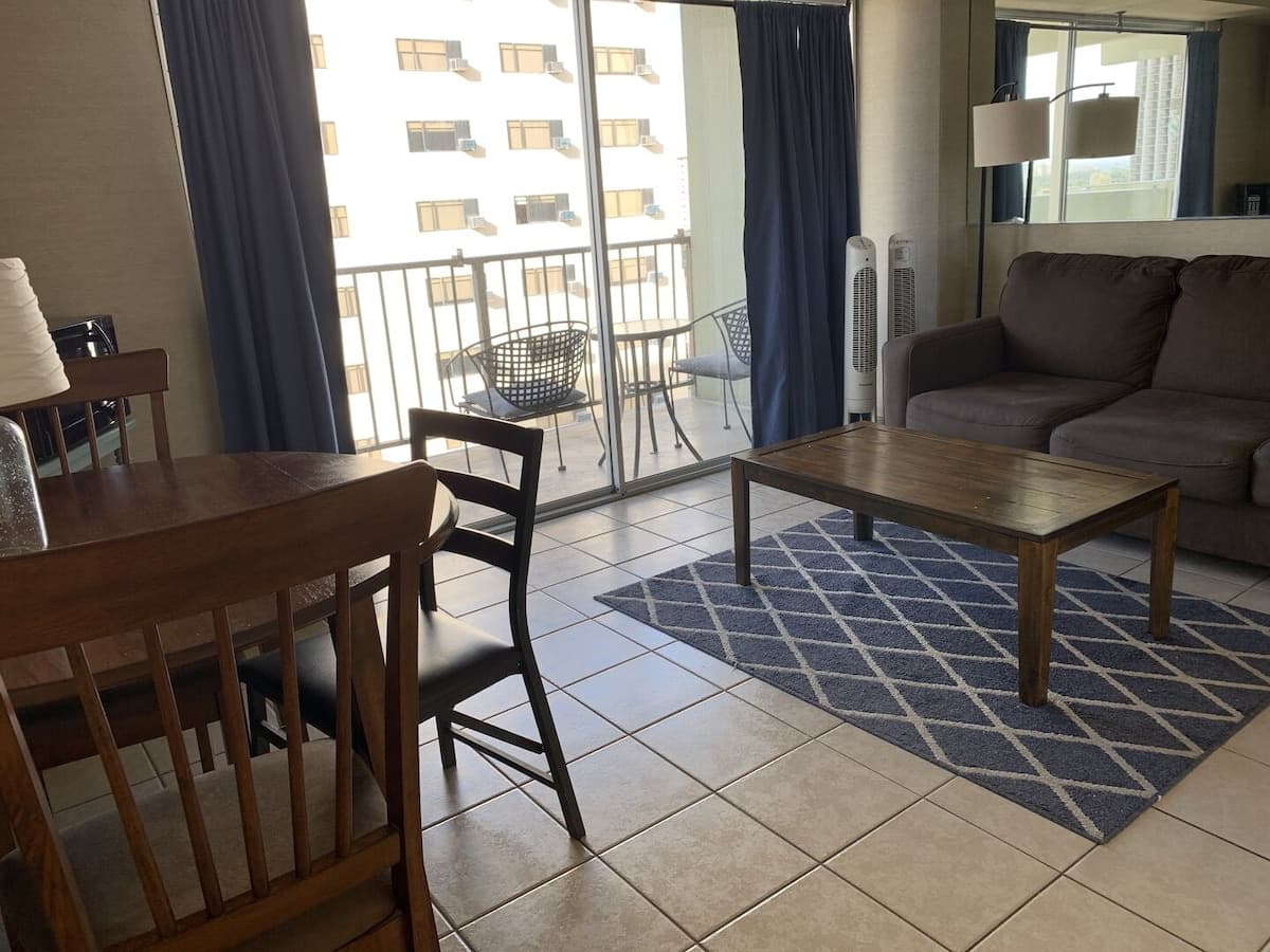 Condo in Honolulu · ★4.7 · 1 bedroom · 2 beds · 1 private bath - Photo 1