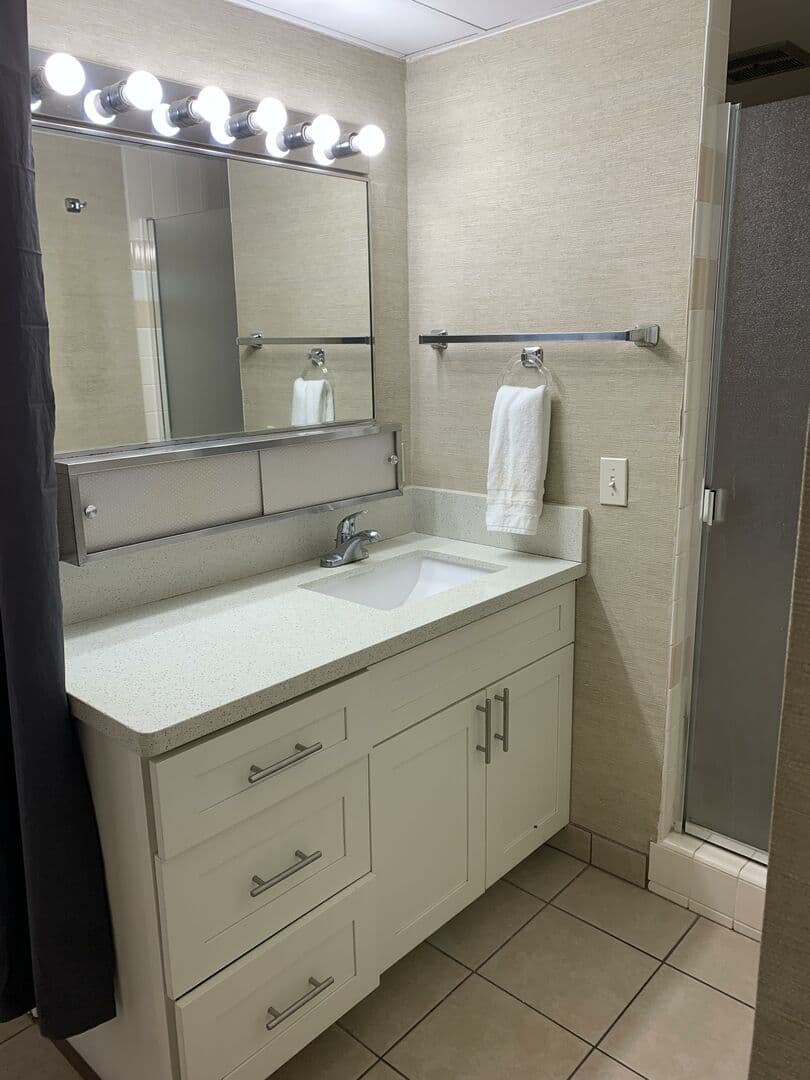 Condo in Honolulu · ★4.7 · 1 bedroom · 2 beds · 1 private bath - Photo 5