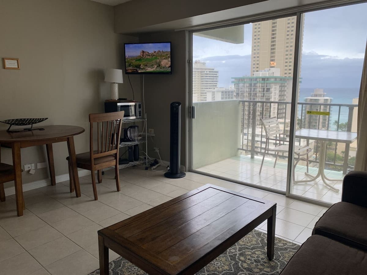 Condo in Honolulu · ★4.5 · 1 bedroom · 2 beds · 1 private bath - Photo 5