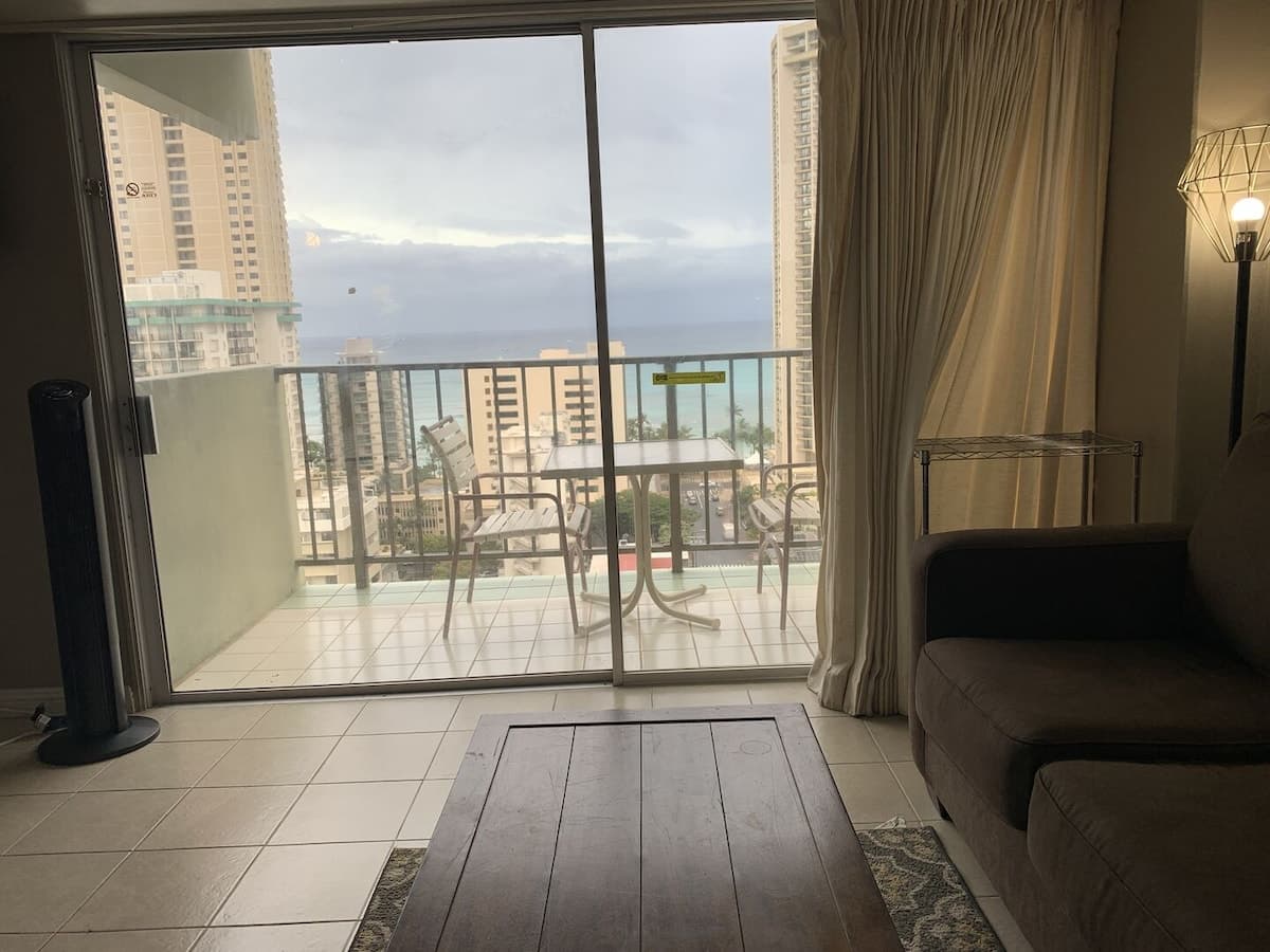 Condo in Honolulu · ★4.5 · 1 bedroom · 2 beds · 1 private bath - Photo 4