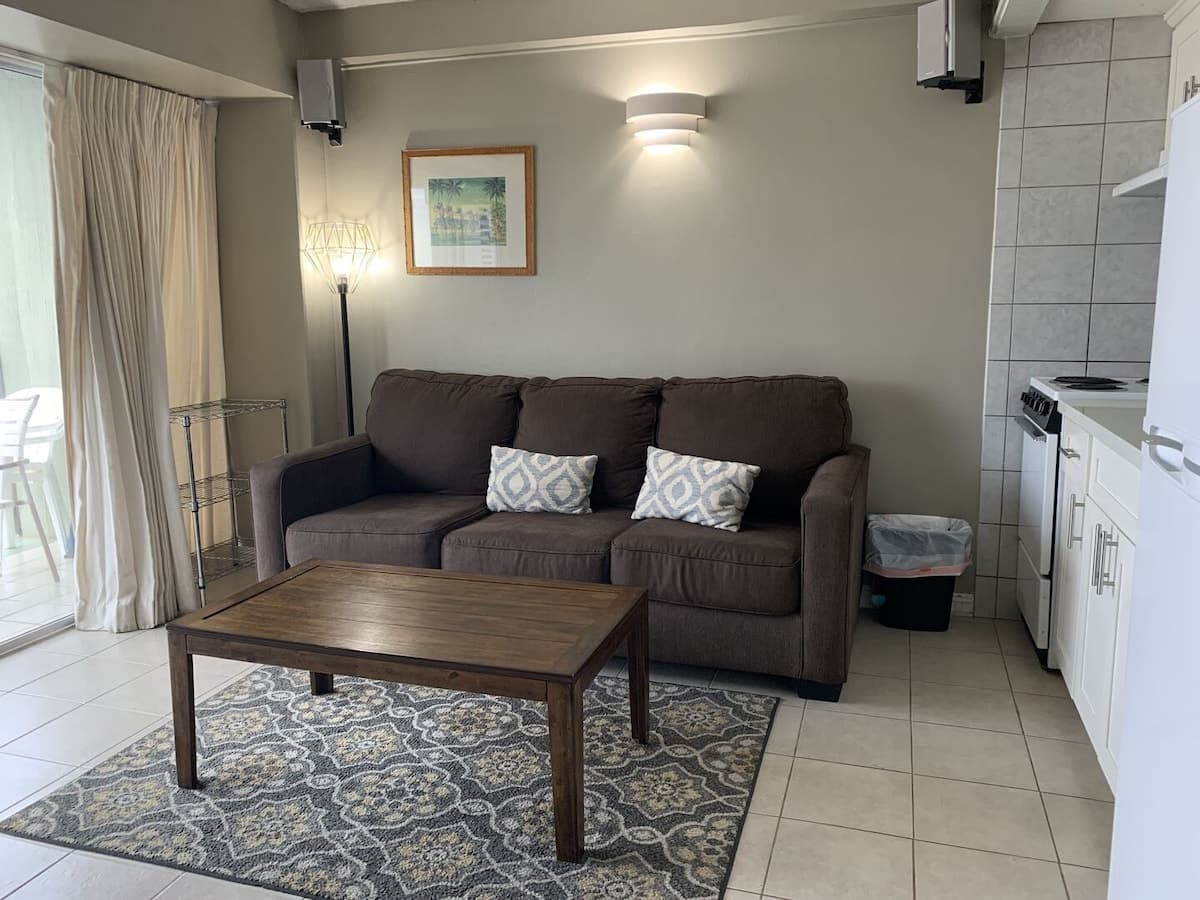 Condo in Honolulu · ★4.5 · 1 bedroom · 2 beds · 1 private bath - Photo 2