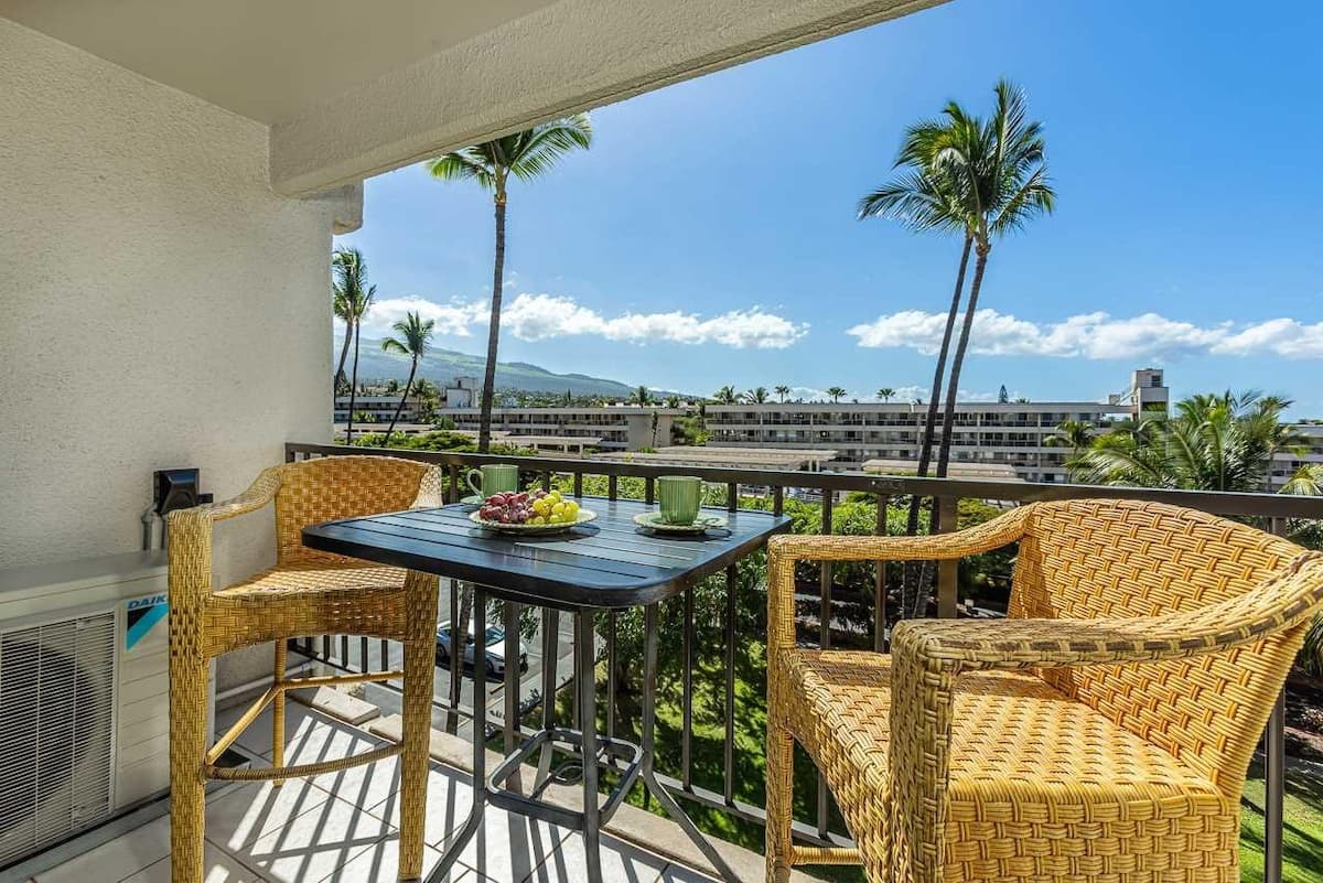 Condo in Kihei · ★4.69 · 1 bedroom · 2 beds · 1 private bath - Photo 3