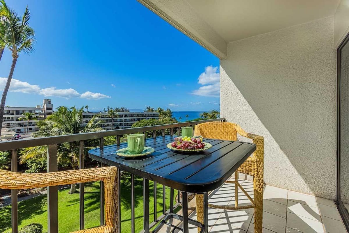 Condo in Kihei · ★4.69 · 1 bedroom · 2 beds · 1 private bath - Photo 4