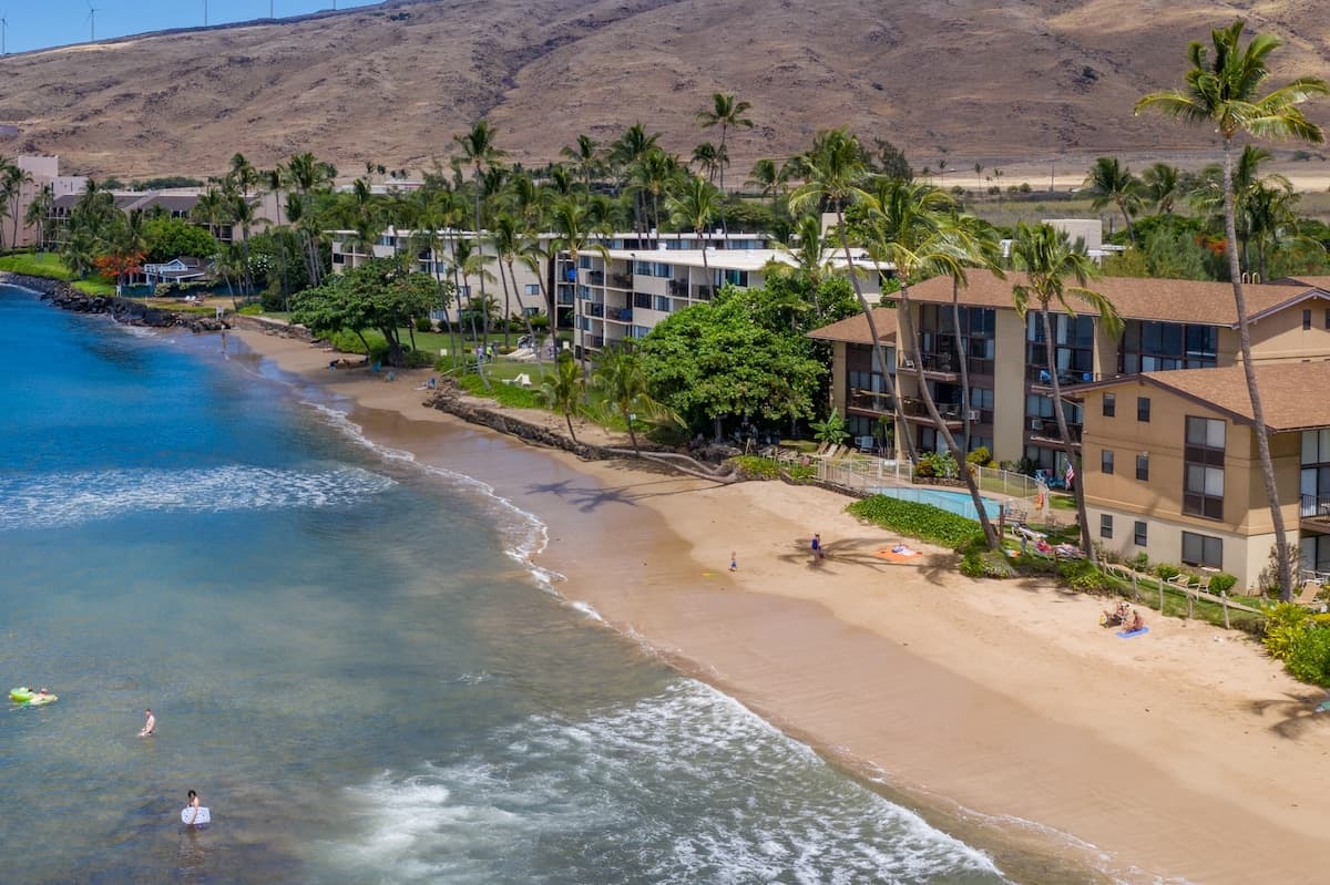 Condo in Wailuku · ★4.75 · 1 bedroom · 2 beds · 1 shared bath - Photo 2