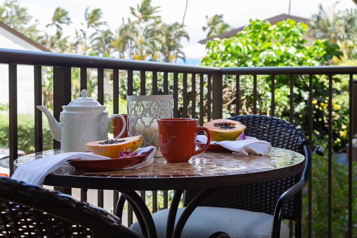 Condo in Wailuku · ★4.75 · 1 bedroom · 2 beds · 1 shared bath - Photo 4