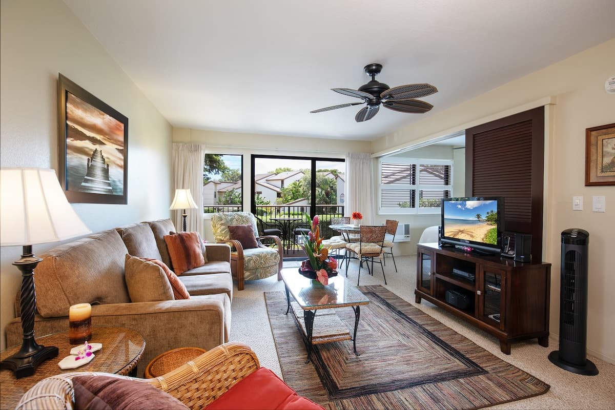 Condo in Wailuku · ★4.75 · 1 bedroom · 2 beds · 1 shared bath - Photo 5