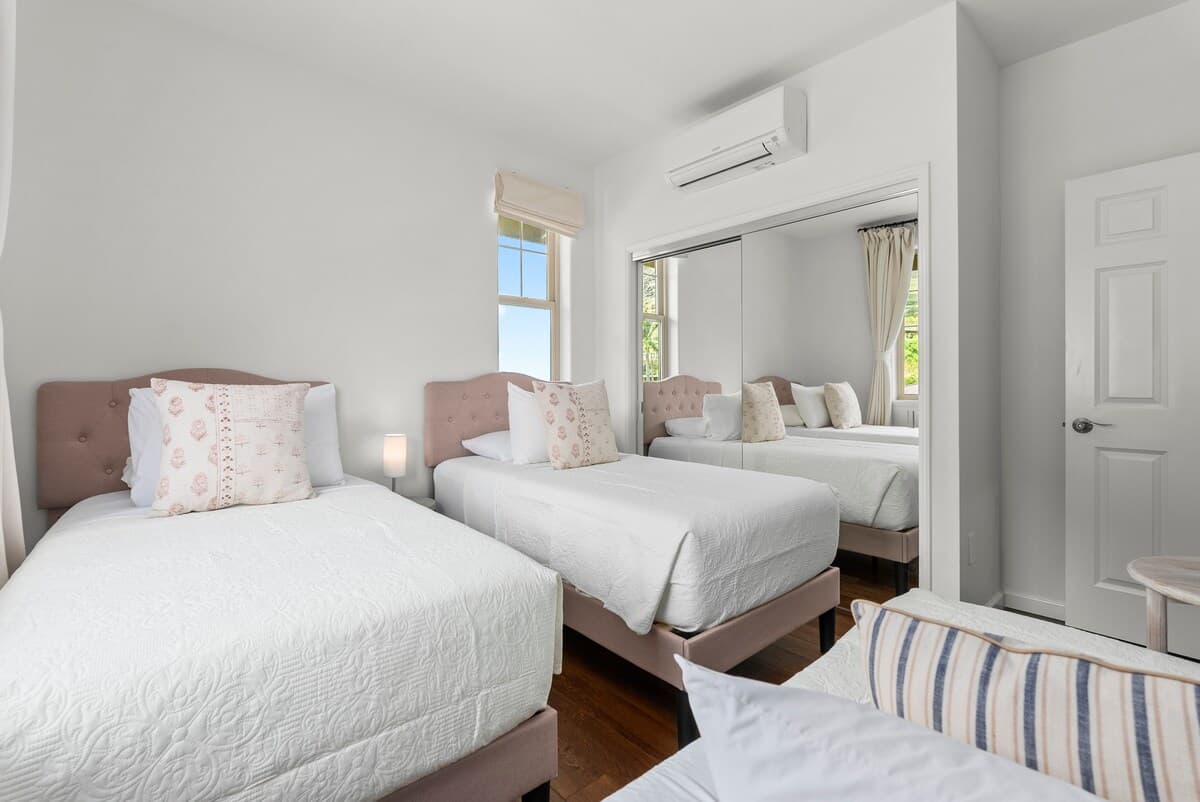 Villa in Waianae · ★4.87 · 4 bedrooms · 8 beds · 2.5 private baths - Photo 4