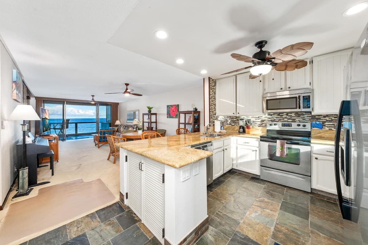 Condo in Kailua-Kona · ★4.62 · 2 bedrooms · 3 beds · 2 shared baths - Photo 3