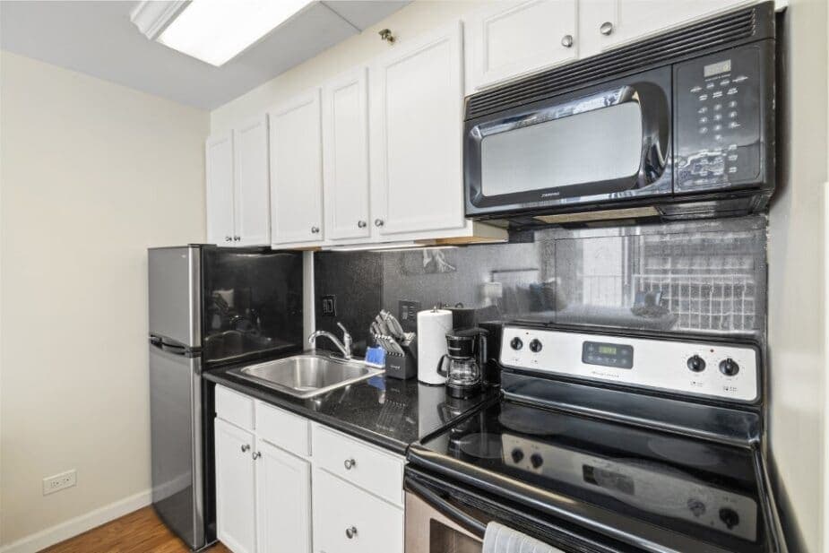 Condo in Honolulu · ★4.7 · 1 bedroom · 2 beds · 1 private bath - Photo 5