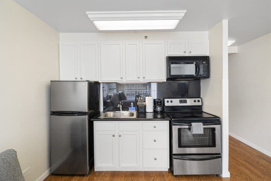 Condo in Honolulu · ★4.7 · 1 bedroom · 2 beds · 1 private bath - Photo 4