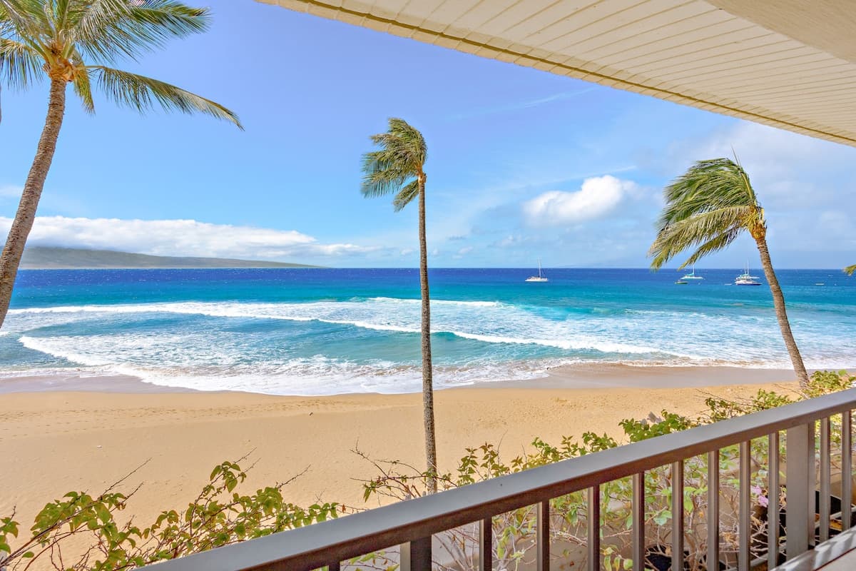 Condo in Lahaina · ★5.0 · 2 bedrooms · 3 beds · 2 baths - Photo 3
