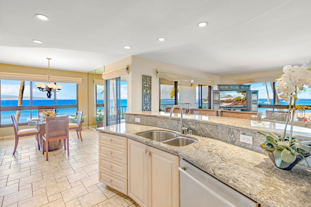 Condo in Lahaina · ★5.0 · 2 bedrooms · 3 beds · 2 baths - Photo 4
