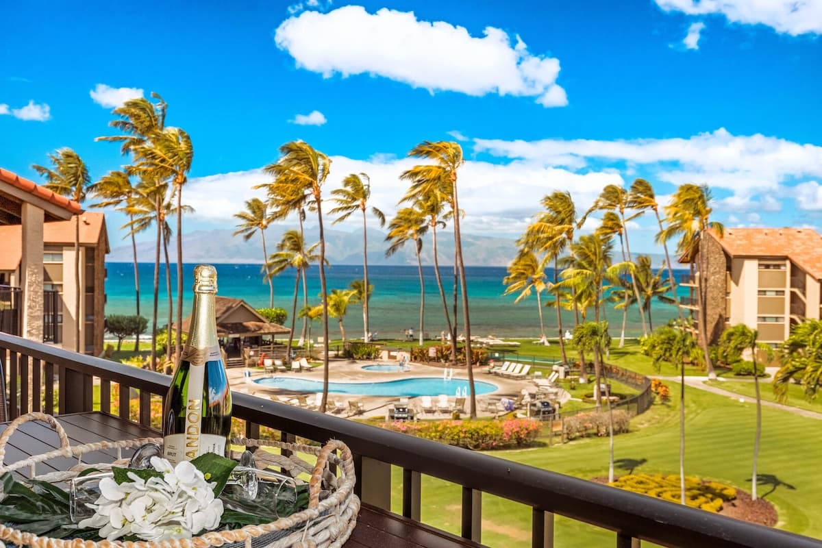 Condo in Lahaina · ★4.56 · 3 bedrooms · 5 beds · 2 baths - Photo 2