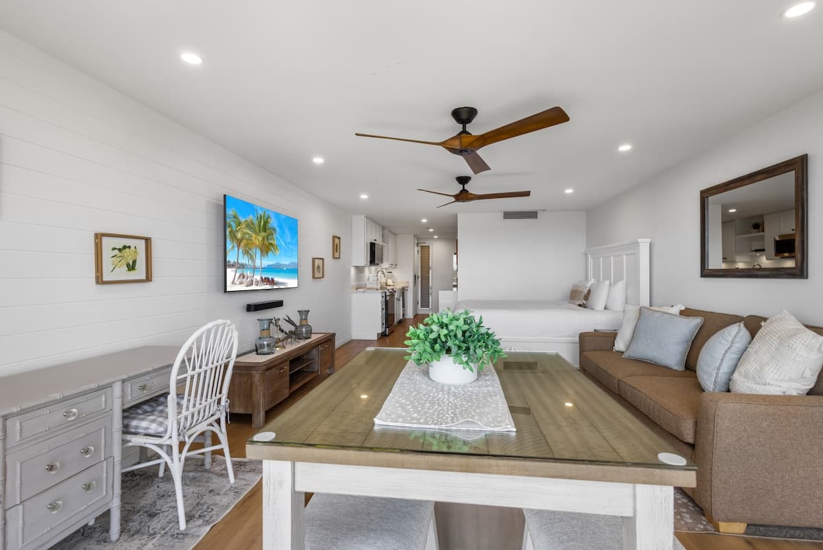 Condo in Lahaina · ★4.33 · Studio · 2 beds · 1 bath - Photo 4