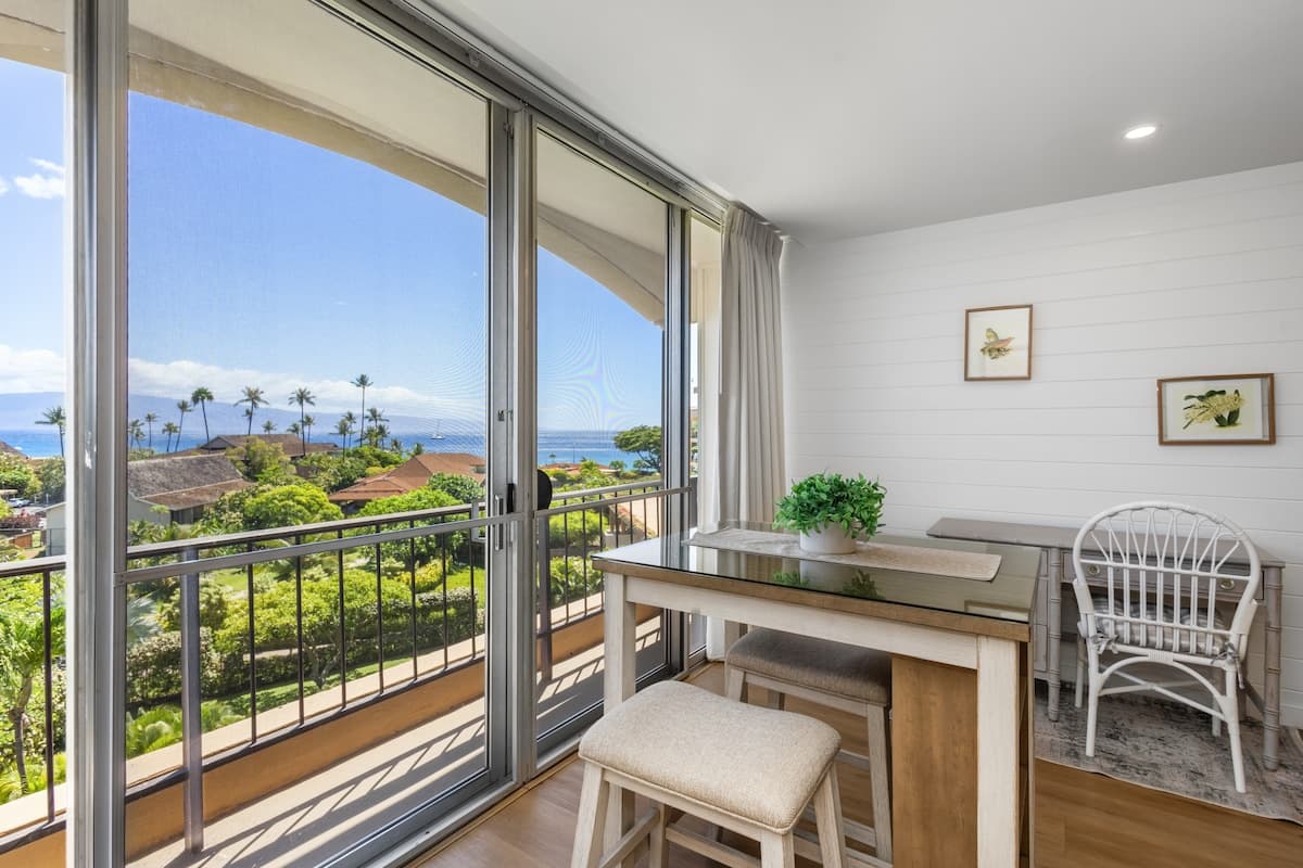 Condo in Lahaina · ★4.33 · Studio · 2 beds · 1 bath - Photo 3