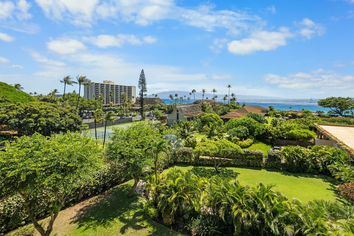 Condo in Lahaina · ★4.33 · Studio · 2 beds · 1 bath - Photo 2