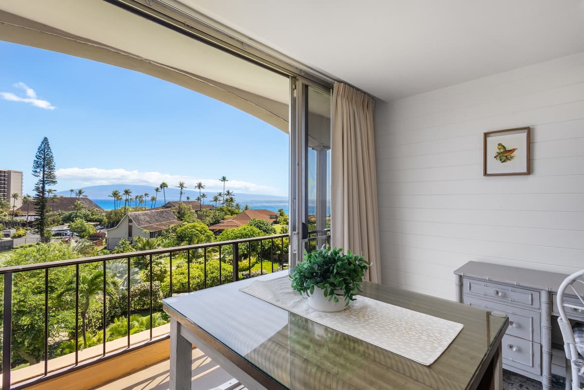 Condo in Lahaina · ★4.33 · Studio · 2 beds · 1 bath - Photo 1