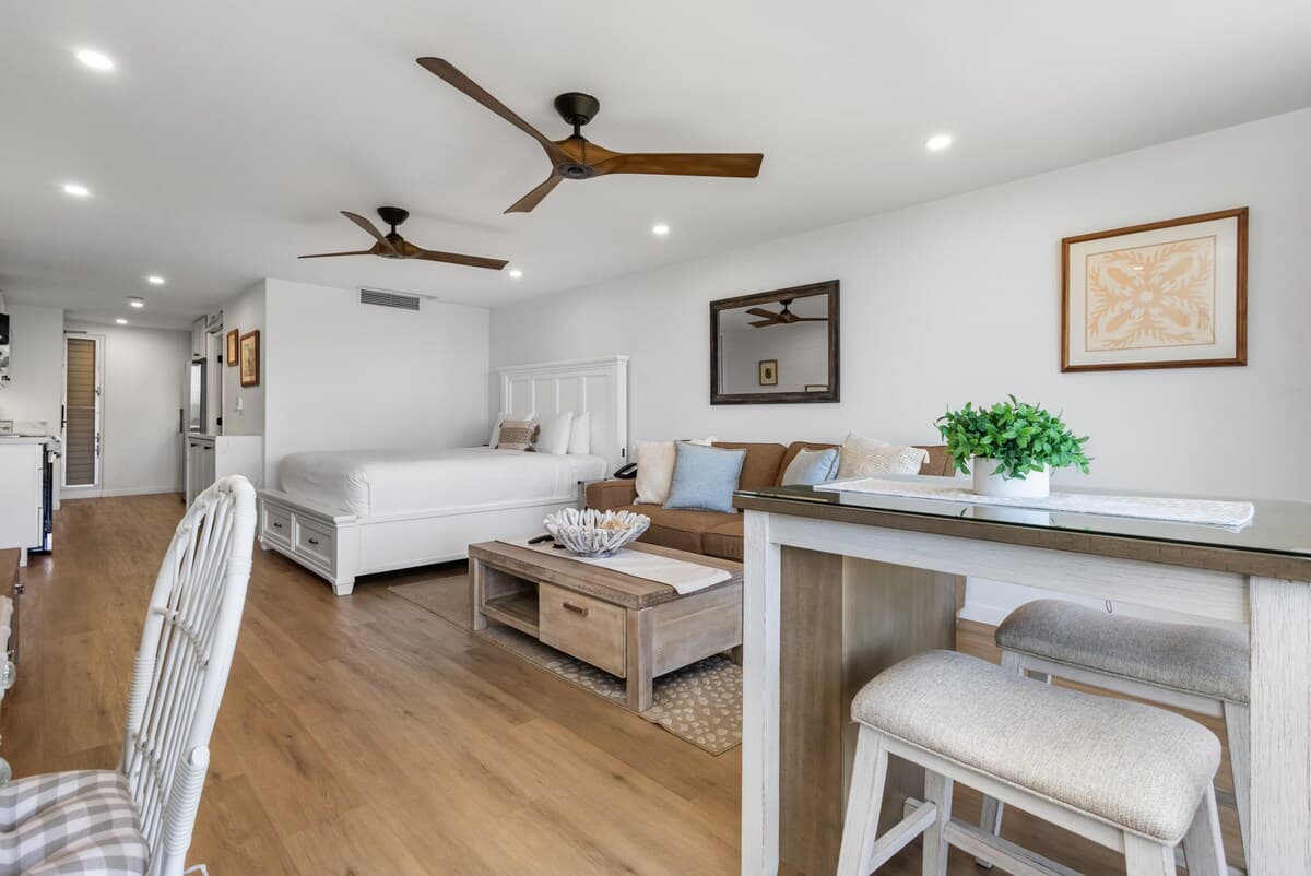 Condo in Lahaina · ★4.33 · Studio · 2 beds · 1 bath - Photo 5