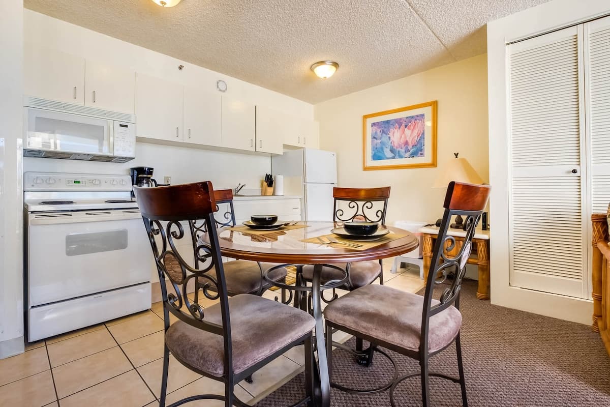 1BR Condo near Waikiki Beach w/ Private Lanai - Photo 3