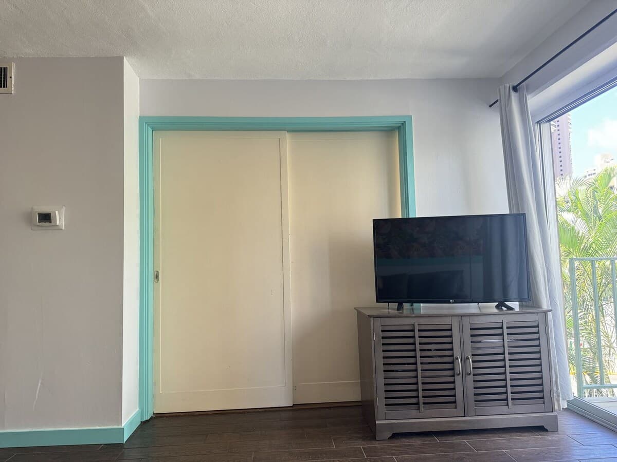Condo in Honolulu · ★4.48 · 2 bedrooms · 4 beds · 1 private bath - Photo 5