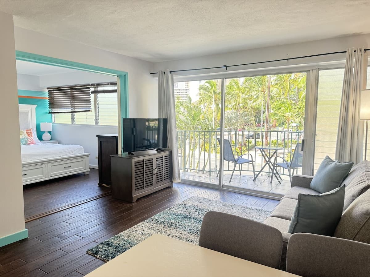 Condo in Honolulu · ★4.48 · 2 bedrooms · 4 beds · 1 private bath - Photo 2