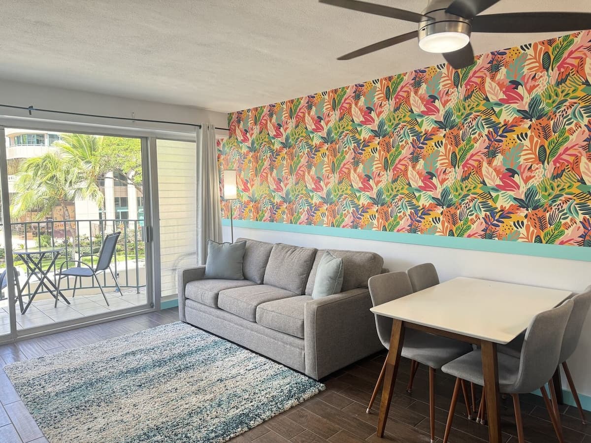 Condo in Honolulu · ★4.48 · 2 bedrooms · 4 beds · 1 private bath - Photo 1