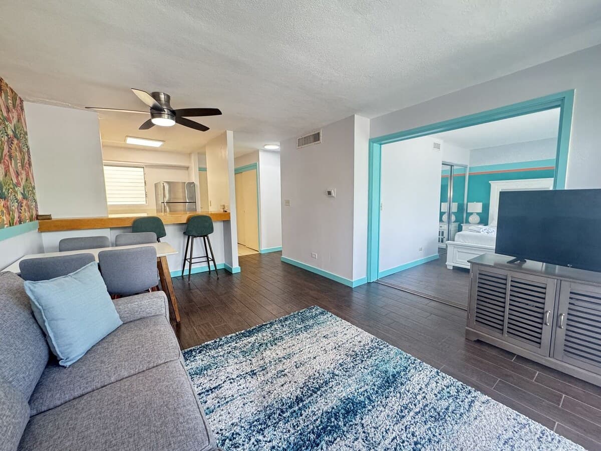 Condo in Honolulu · ★4.48 · 2 bedrooms · 4 beds · 1 private bath - Photo 4