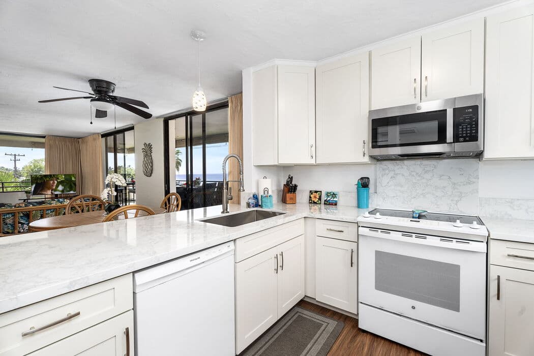 Condo in Kailua-Kona · ★4.75 · 2 bedrooms · 3 beds · 2 baths - Photo 2