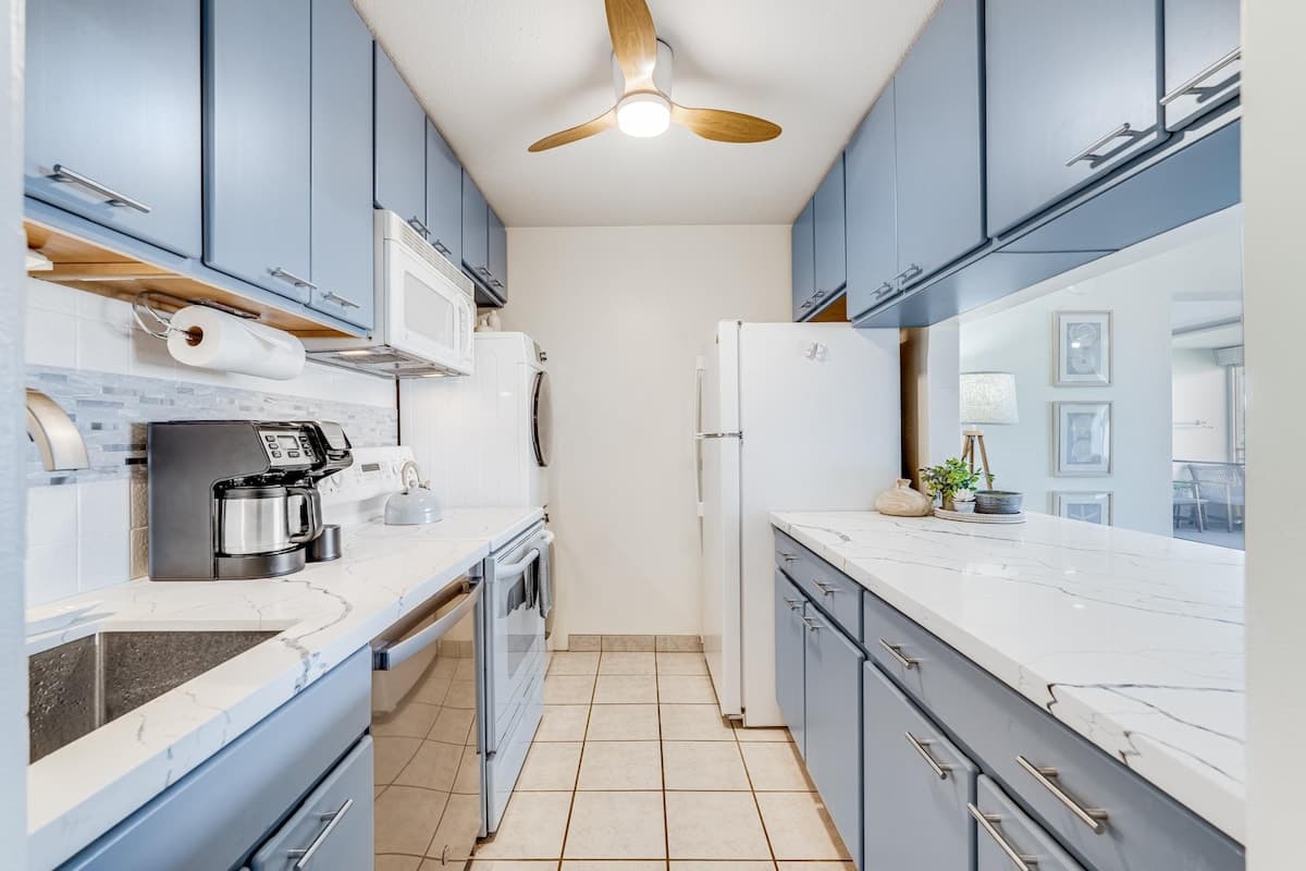 June Specials Beautiful Stylish Condo W/ Amazing - Photo 4