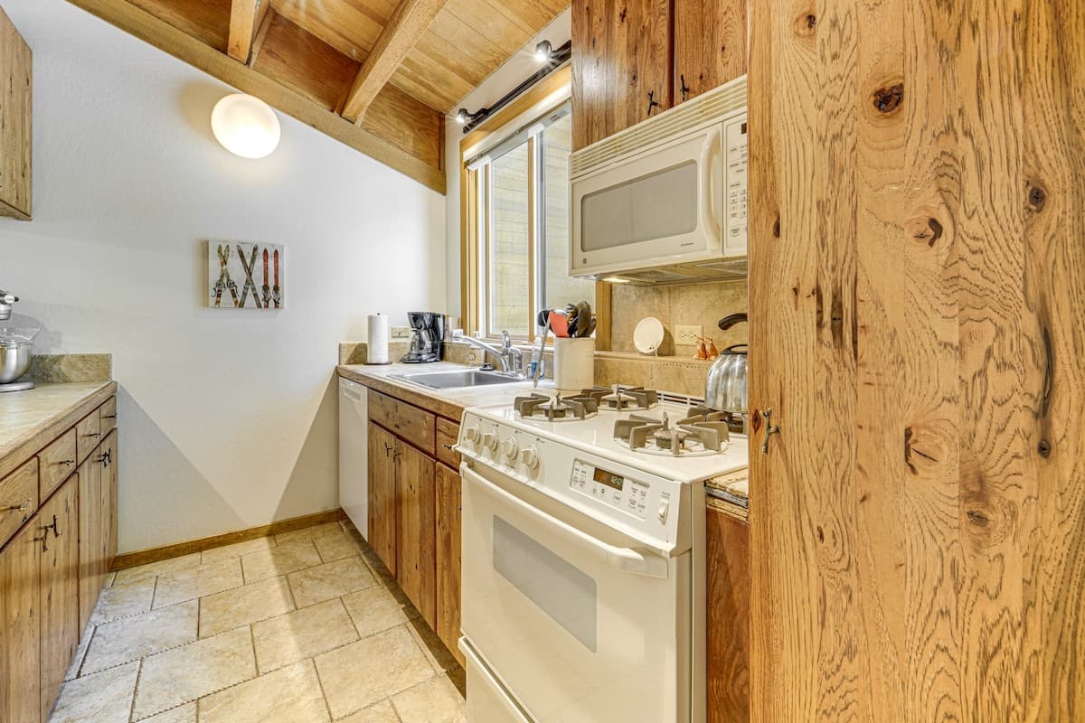 Truckee Townhome with Pool, Hot Tub & Fireplace - Photo 2