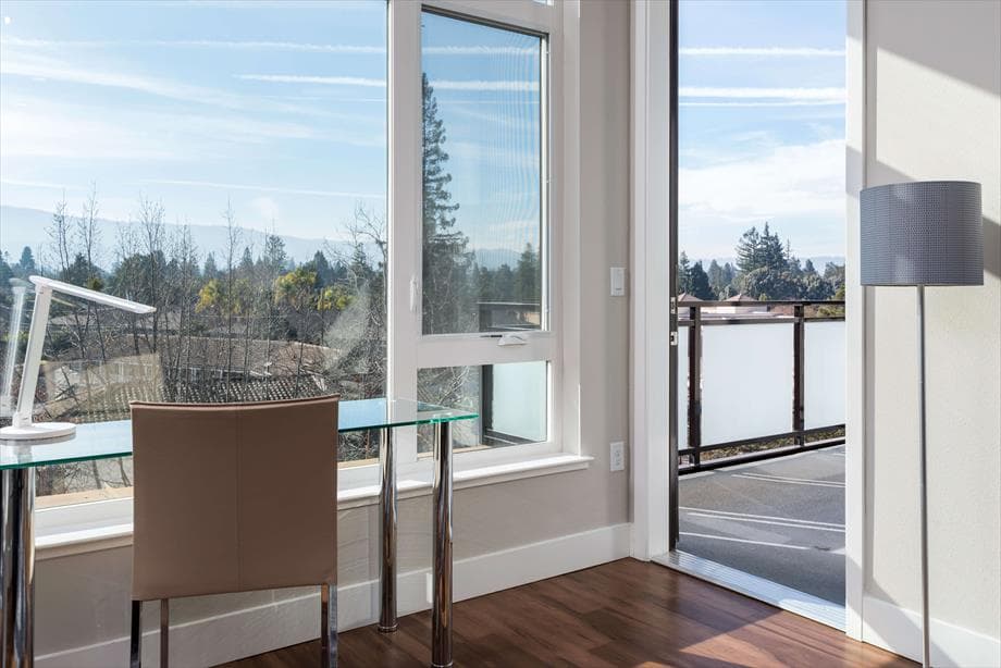 Modern 1BR Perfect for Business | WiFi | Kitchen - Photo 3
