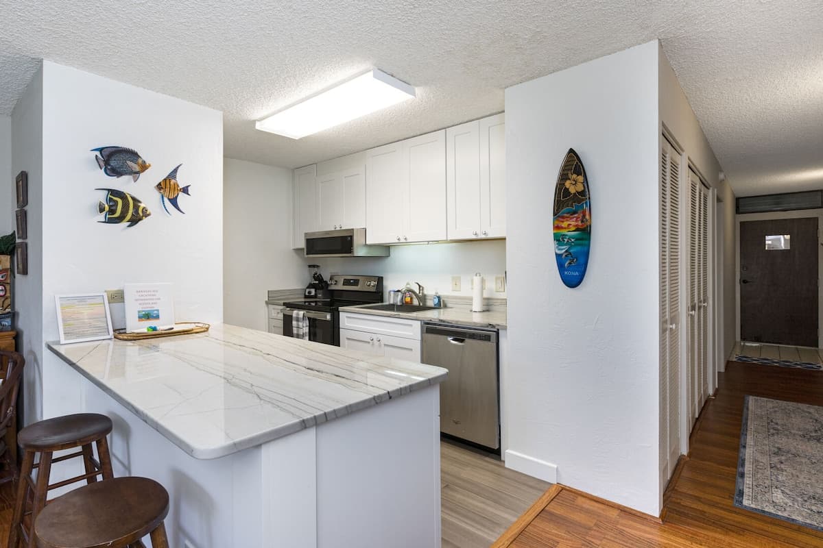 Condo in Kailua-Kona · ★4.78 · 1 bedroom · 2 beds · 1 private bath - Photo 5