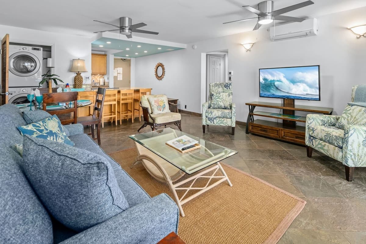 Condo in Lahaina · ★4.66 · 2 bedrooms · 4 beds · 2 baths - Photo 4