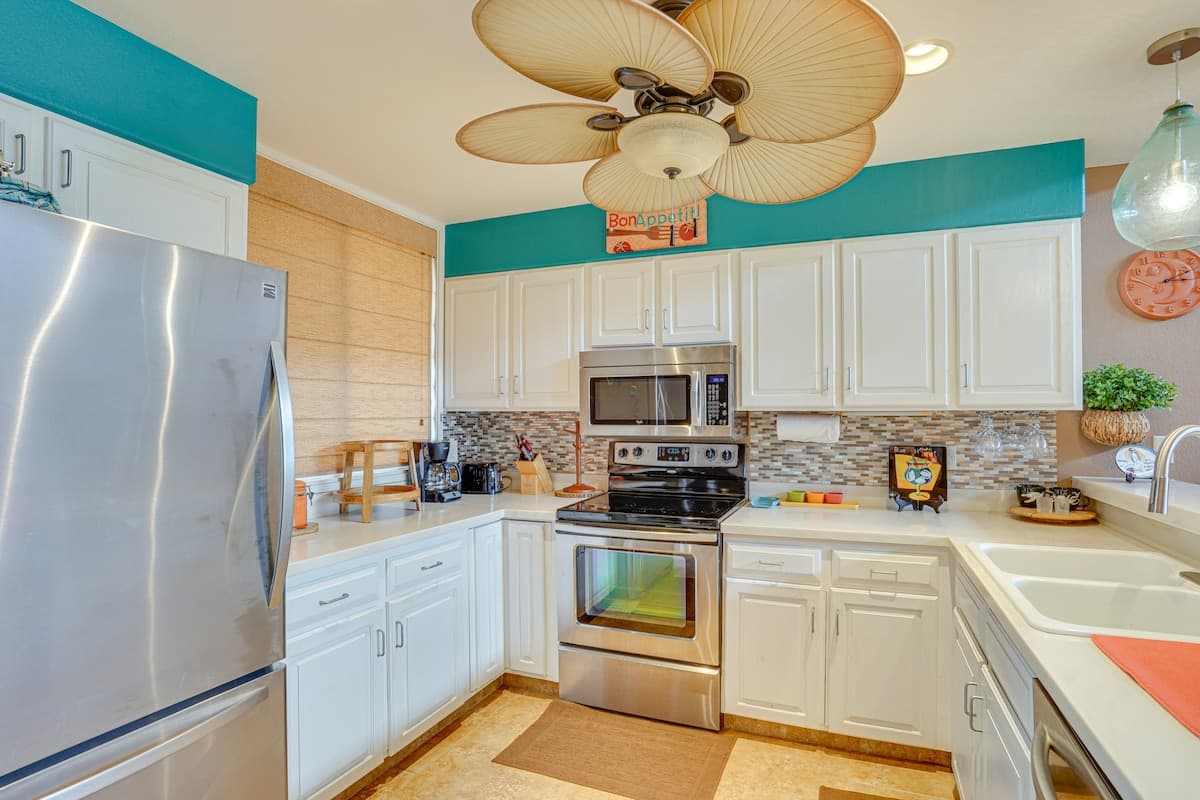 Condo in Kailua-Kona · ★4.77 · 2 bedrooms · 5 beds · 3 shared baths - Photo 5