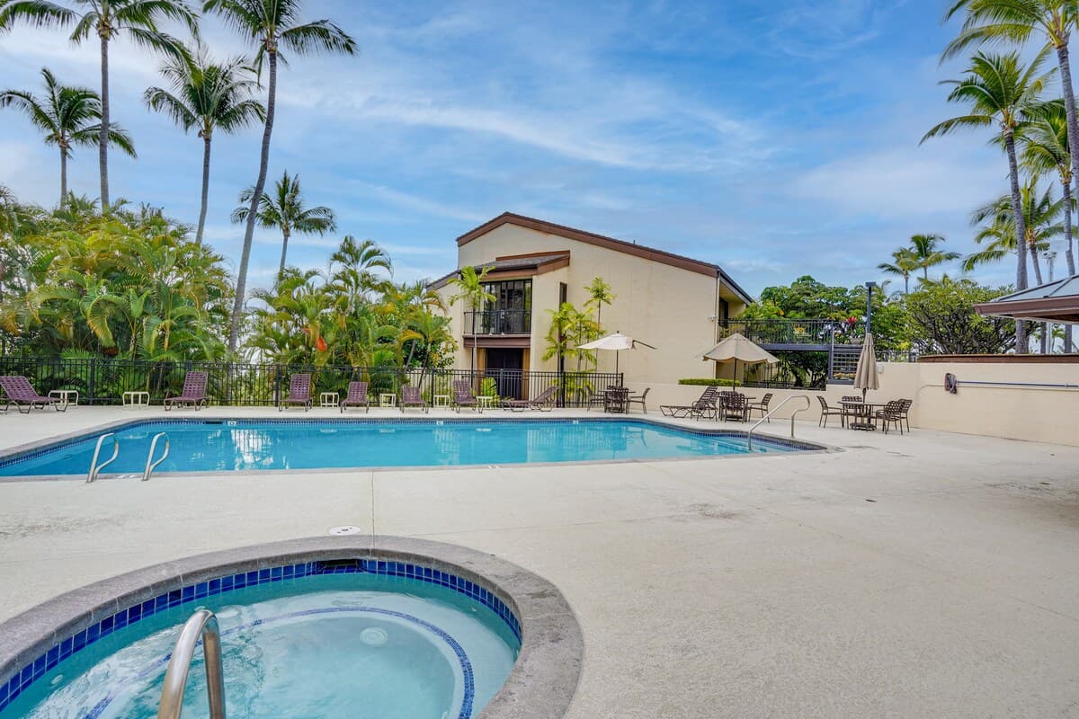 Condo in Kailua-Kona · ★4.77 · 2 bedrooms · 5 beds · 3 shared baths - Photo 3