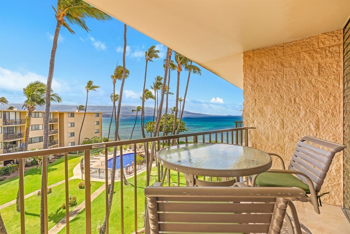 Condo in Wailuku · ★4.95 · 2 bedrooms · 4 beds · 2 private baths - Photo 1