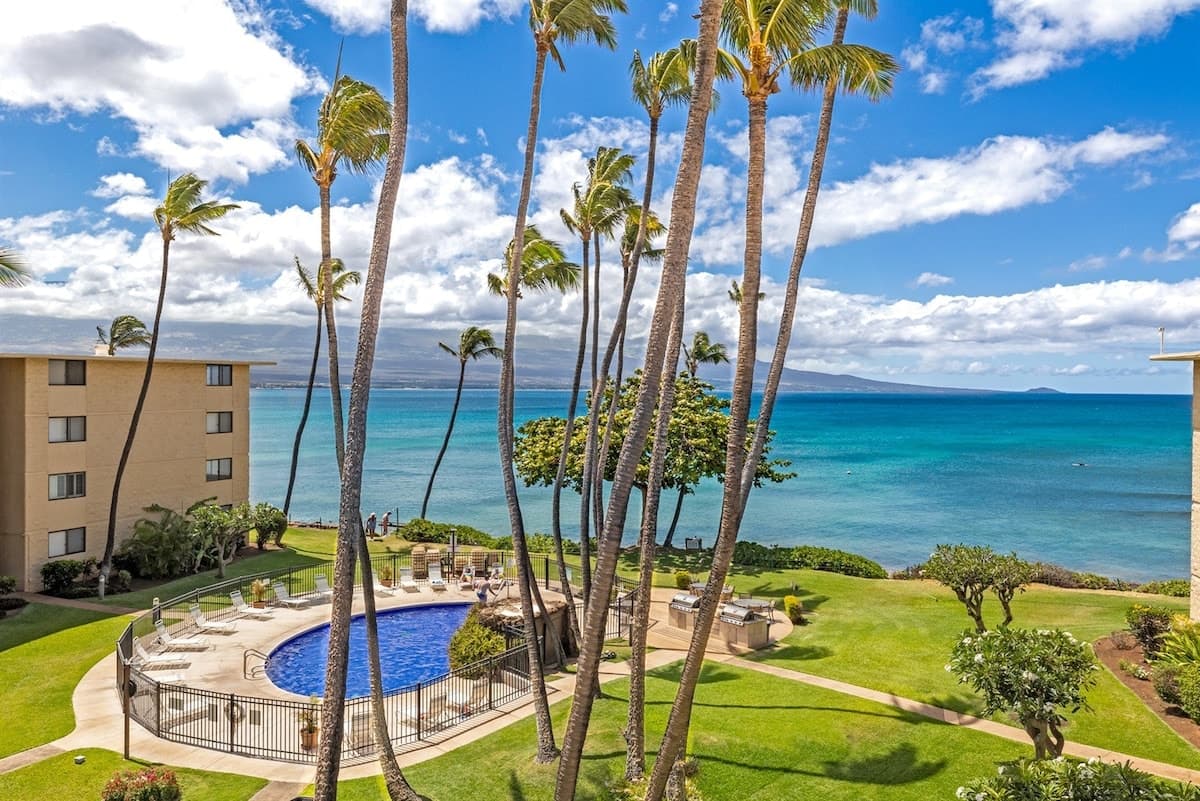 Condo in Wailuku · ★4.95 · 2 bedrooms · 4 beds · 2 private baths - Photo 3